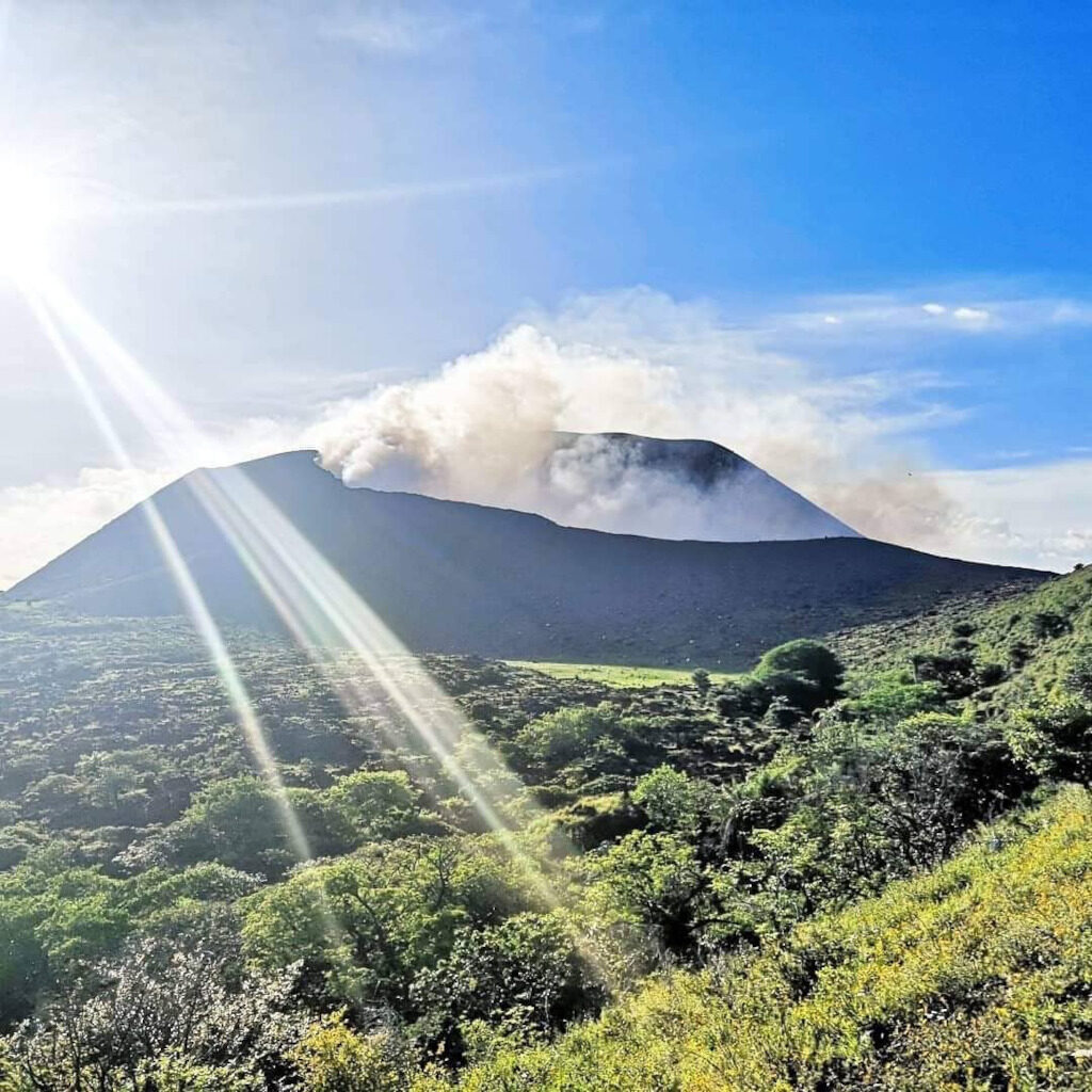 Vista frontale del vulcano Telica