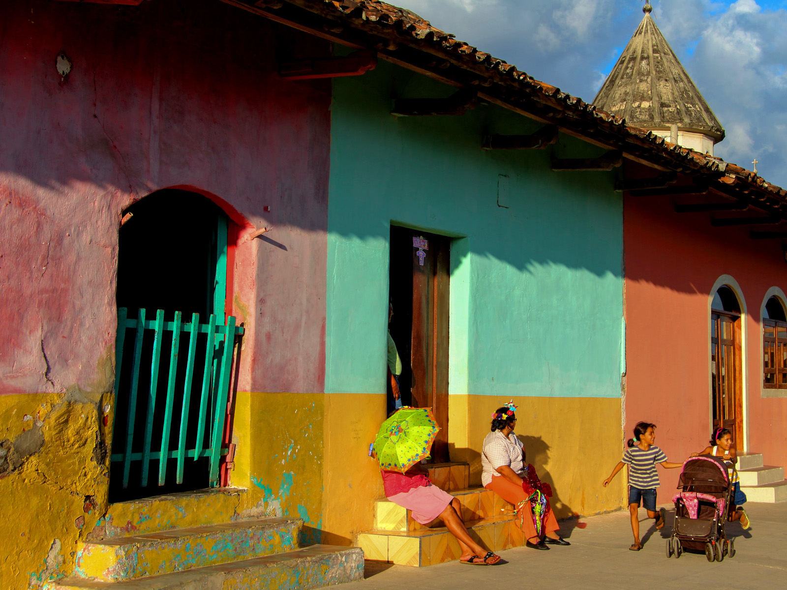 granada walking tour nicaragua 16x12