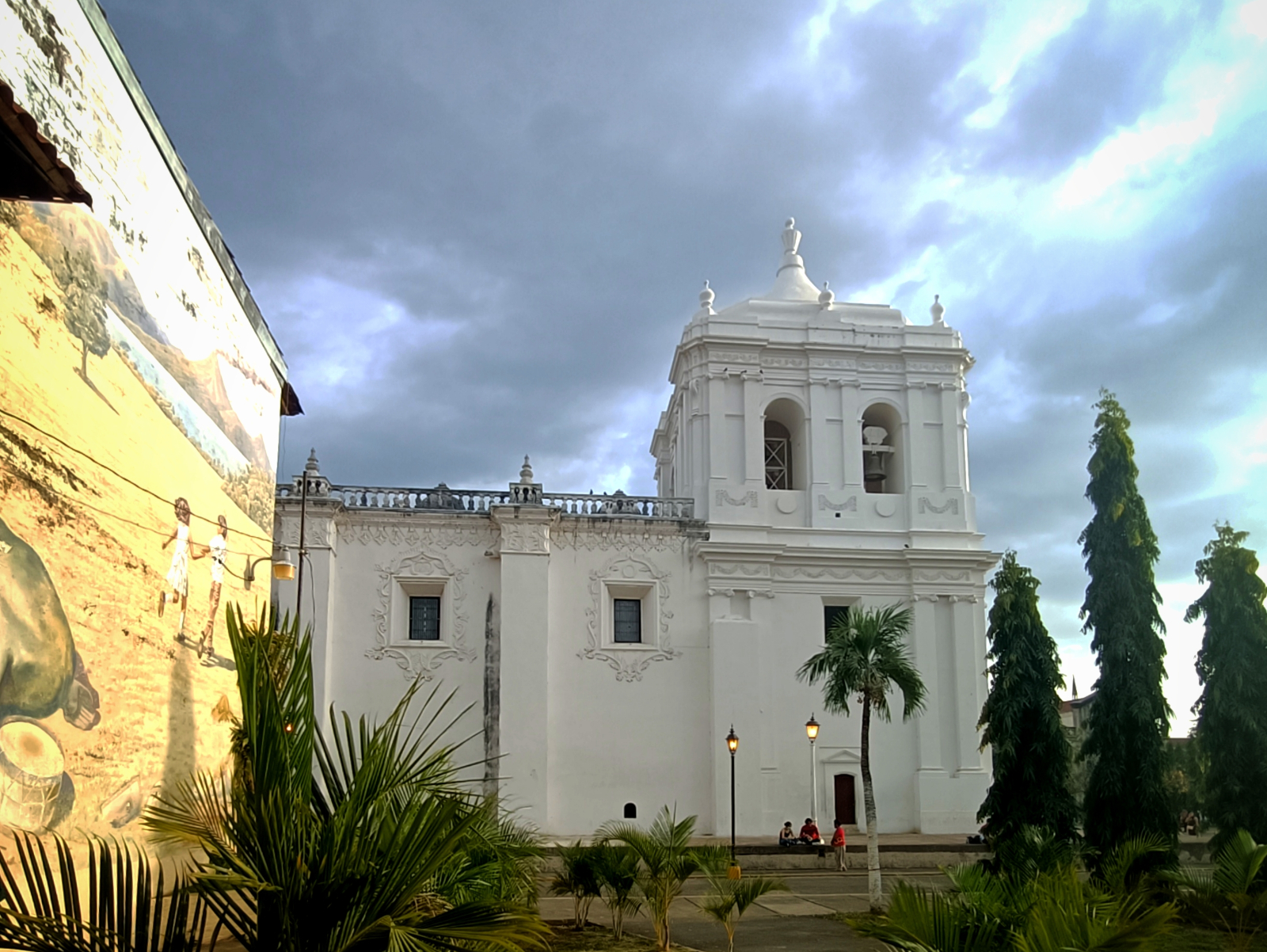 street art walking tour in leon nicaragua 16x12